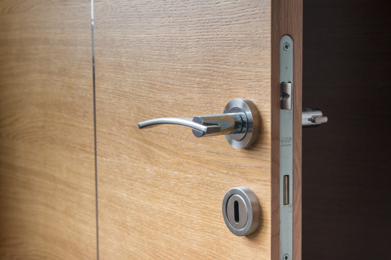 architecte-TAVERNES-min_door_open_wooden_the_next_doorway_chrome_opening-668613